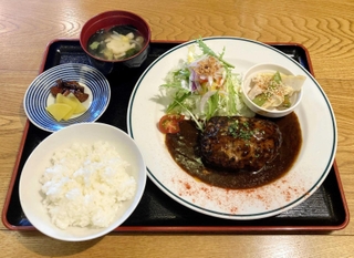 満吉食堂の自家製牛すじハンバーグ定食