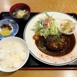 満吉食堂の自家製牛すじハンバーグ定食