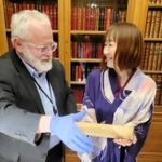 温泉銘を持たせてもらった和田彩さん＝パリ、フランス国立図書館（和田さん提供）