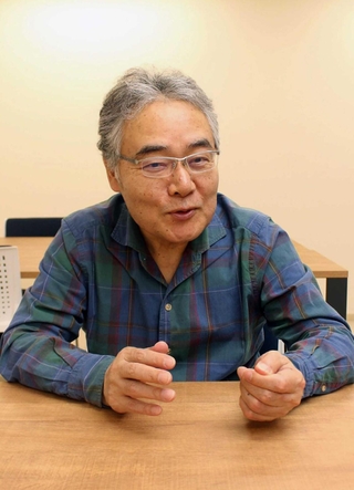 ピッコロ劇団の公演があるたび、できる限り東京から足を運ぶという岩松了さん＝尼崎市南塚口町３