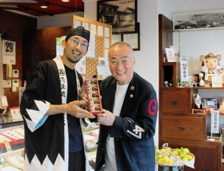 新正堂の渡辺仁久会長（右）と、仁司社長＝東京都港区新橋４