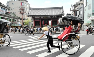 浅草寺前は日常的に観光人力車が行き交っている＝東京都台東区