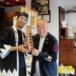 新正堂の渡辺仁久会長（右）と、仁司社長＝東京都港区新橋４