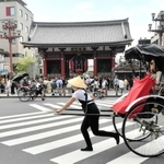浅草寺前は日常的に観光人力車が行き交っている＝東京都台東区