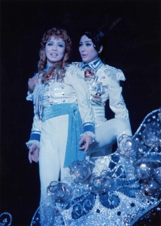 「ベルサイユのばら」（１９７５年、花組公演）でオスカルを演じる安奈淳さん（左）とアンドレ役の筆者（（Ｃ）宝塚歌劇団）