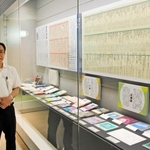 阿久悠さんの魅力を語る冨澤成實教授＝東京都千代田区