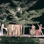 山頂でのオープニングパフォーマンス「秘儀-ＧＯＬＤＳＨＯＷＥＲ」（井上嘉和撮影）