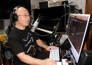 ＡＩツールを使って音楽を制作する松尾公也さん＝東京都内