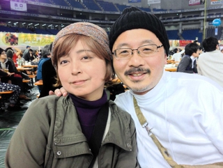 松尾公也さん（右）と妻敏子さん。大学で出会って以来、音楽が二人の暮らしを彩った＝２０１２年１２月、東京ドーム（松尾さん提供）