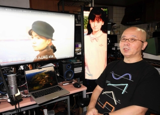 亡き妻敏子さんの歌声や写真、映像を生成ＡＩで新たに作っている松尾公也さん＝東京都内