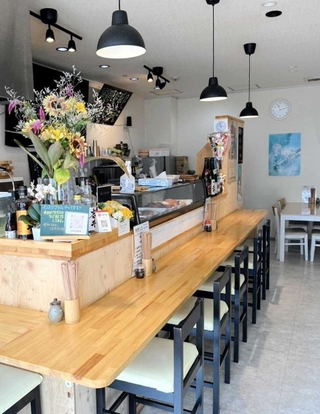 店内はカウンター８席とテーブル三つ。予約制で宴会プランがあり、飲み放題付き（３５００円から）なら名谷駅周辺からの送迎も