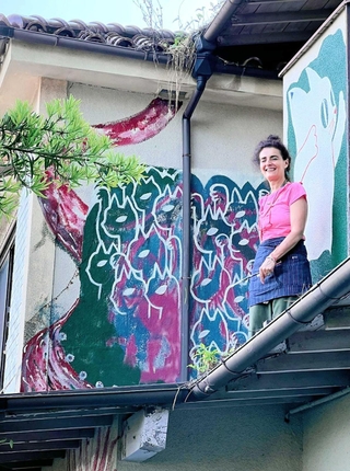 廃屋に絵を描くミケーラ＝神戸市兵庫区梅元町