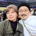 松尾公也さん（右）と妻敏子さん。大学で出会って以来、音楽が二人の暮らしを彩った＝２０１２年１２月、東京ドーム（松尾さん提供）