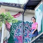 廃屋に絵を描くミケーラ＝神戸市兵庫区梅元町
