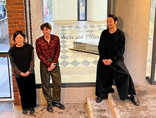 （左から）山田悠さん、サム・ワイルドさん、森山未來さん＝神戸市内