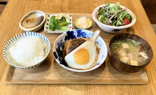 ごはんカフェきなこの「煮込みハンバーグ定食」