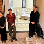 （左から）山田悠さん、サム・ワイルドさん、森山未來さん＝神戸市内