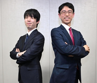 対談した藤井聡太王位（左）と一力遼天元