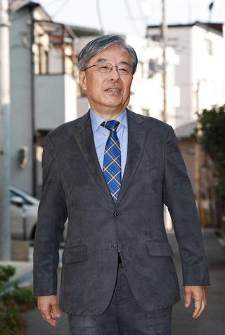 神戸市中央区の実家跡近くで。「１９６７年の水害では、土砂が流れ込んでくるのを見て急いで避難した」と語る筆者（撮影・長嶺麻子）