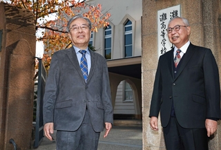 母校の灘中学校・高校を訪れた筆者（左）。同窓で同高参与の和田孫博さんと卒業以来の再会を果たした＝神戸市東灘区魚崎北町（撮影・長嶺麻子）