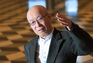 震災の記憶を継承していくことについて語る哲学者の鷲田清一さん＝京都市左京区、京都コンサートホール（撮影・斎藤雅志）