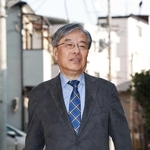 神戸市中央区の実家跡近くで。「１９６７年の水害では、土砂が流れ込んでくるのを見て急いで避難した」と語る筆者（撮影・長嶺麻子）