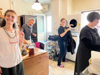 ある朝のキッチン。イタリア人とフィンランド人が、和気あいあいと食事の準備や洗濯をしていた＝神戸市中央区北野町４
