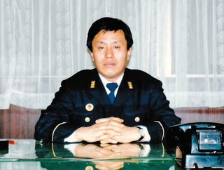 採用８年後、目黒警察署長の頃の筆者。警察では制服を着る機会も多かった