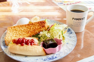 カフェ・リアンの「ウインナードッグ（半分）＋アーモンドトースト（半分）」のセット