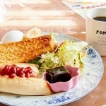 カフェ・リアンの「ウインナードッグ（半分）＋アーモンドトースト（半分）」のセット