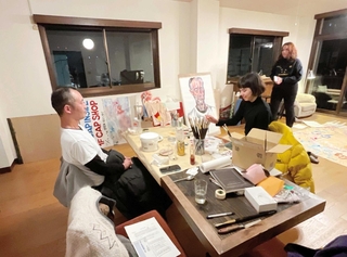 夜、２階に行くと、２人は神妙な顔でテーブルを挟んで向き合い、マリエッタが真剣に肖像画を描いているところだった＝神戸市内