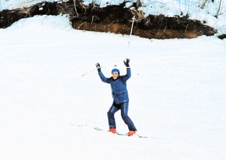 後輩たちと長野県白馬コルチナスキー場に行ったときの筆者。忙しかったが、よく遊んでいた