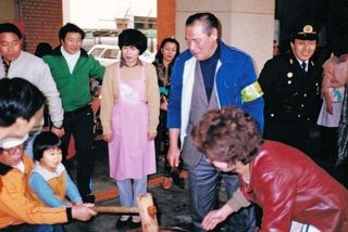 目黒警察署長時代の筆者（右）。近所の子どもたちを署に招待して少年餅つき大会を開催。街の人たちも手伝ってくれた