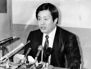 １９８７年３月、豊田商事による詐欺事件を検挙したときの記者会見に臨む筆者。立件額は史上最高でこの記録はいまだに破られていない