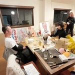 夜、２階に行くと、２人は神妙な顔でテーブルを挟んで向き合い、マリエッタが真剣に肖像画を描いているところだった＝神戸市内