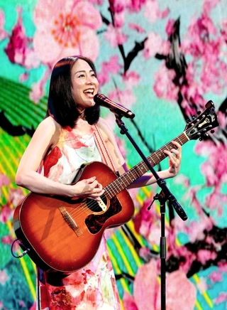 ワシントンＤ．Ｃ．の全米桜祭りで歌う筆者（Ｃ）Ａａｒｏｎ　Ｗｅｂｂ