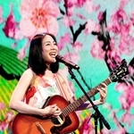 ワシントンＤ．Ｃ．の全米桜祭りで歌う筆者（Ｃ）Ａａｒｏｎ　Ｗｅｂｂ