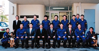 警視庁刑事部長に就任直後、多摩地区の鑑識センターを訪れ、職員、警察犬と記念撮影。前列中央が筆者