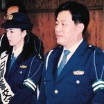和歌山県警本部長時代の筆者（右）。春の交通安全運動ＰＲのため、式典に県出身の歌手坂本冬美さんを招き、一日交通部長になってもらった。坂本さんと同じ高校を卒業した県警職員の発案だった