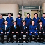 警視庁刑事部長に就任直後、多摩地区の鑑識センターを訪れ、職員、警察犬と記念撮影。前列中央が筆者
