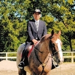 京都府警本部長に着任して平安騎馬隊を初度巡視した。都道府県警察で騎馬隊を置いているのは東京と京都だけだ