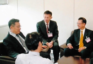 外国捜査機関の幹部と組織犯罪対策部長室で打ち合わせ。左端が筆者