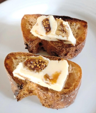 パンは軽く焼いて。バターが少し溶け出した頃合いが美味
