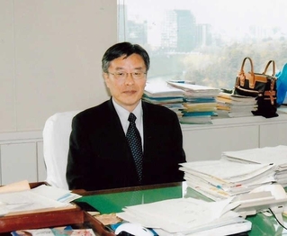 刑事局長室にて。重要事件の現場や国会に行くことが多く、部屋にいたり内部の会議に出たりすることはあまりなかった