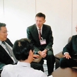 外国捜査機関の幹部と組織犯罪対策部長室で打ち合わせ。左端が筆者