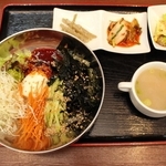 手作り韓国家庭料理　勝利の「ビビム冷麺定食」