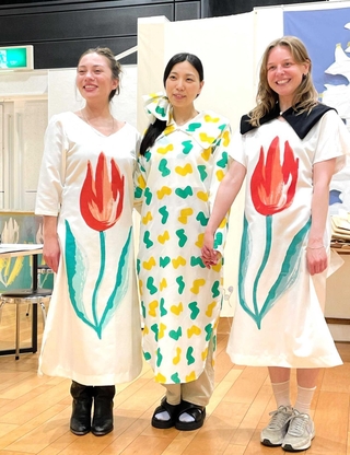 新開地アートひろばのスタジオで制作された衣装を着た３人＝神戸市兵庫区新開地５