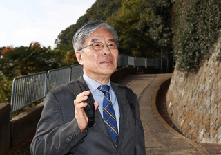 かつてよく登った摩耶山への登山口で子どもの頃を振り返る筆者。仕事で神戸に来るようになり、変わらない穏やかな山の姿を見るたび、つくづく故郷があってよかったと感じる＝神戸市灘区原田（撮影・長嶺麻子）