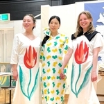 新開地アートひろばのスタジオで制作された衣装を着た３人＝神戸市兵庫区新開地５