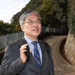かつてよく登った摩耶山への登山口で子どもの頃を振り返る筆者。仕事で神戸に来るようになり、変わらない穏やかな山の姿を見るたび、つくづく故郷があってよかったと感じる＝神戸市灘区原田（撮影・長嶺麻子）